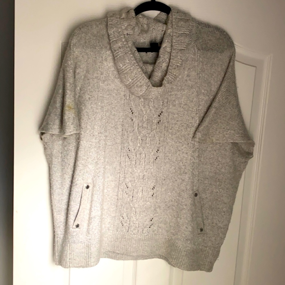 Short Sleeve Sweater With Functioning Pockets! - image 1